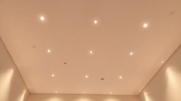 Solutions innovantes pour illuminer un plafond élevé